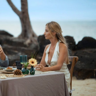 Larissa und Sebastian genießen ihr Dinner.