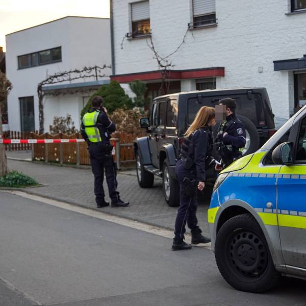 Der Geländewagen kam in einem Hof zum Stillstand. Polizisten haben den Bereich abgesperrt und nehmen das Fahrzeug unter die Lupe.