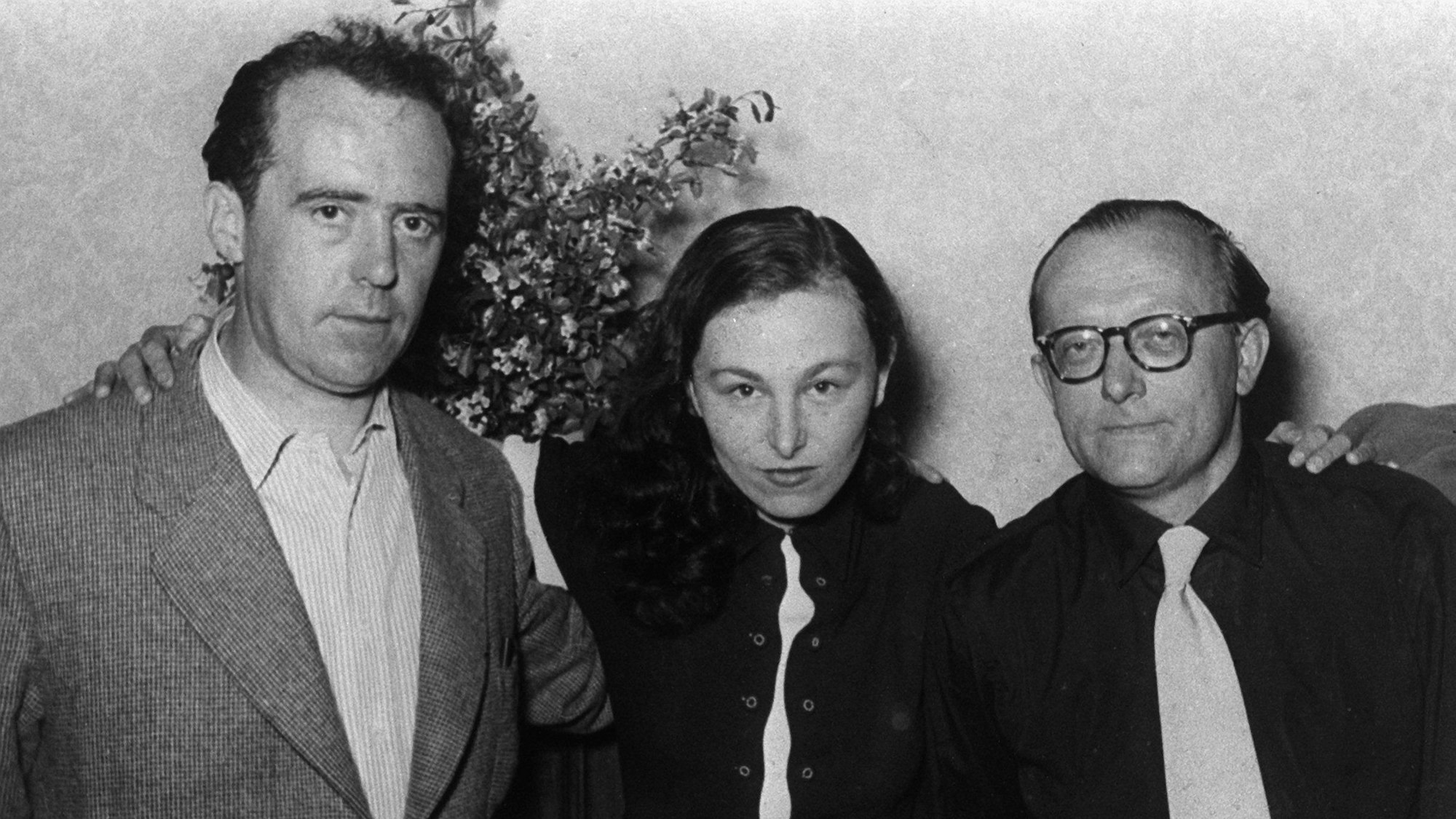 Heinrich Böll (l.), Ilse Aichinger und Günther Eich aufgenommen 1952 während einer Tagung der Gruppe 47.