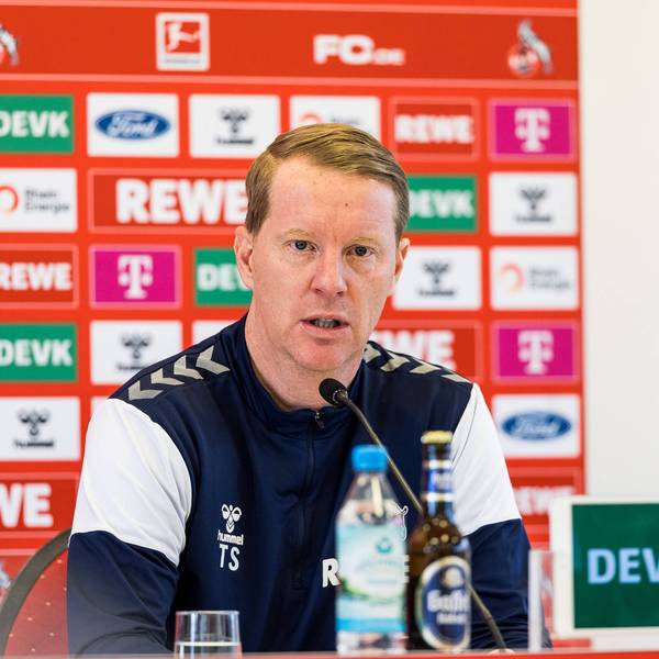 FC-Cheftrainer Timo Schulz auf einer Pressekonferenz des 1. FC Köln (Symbolbild)