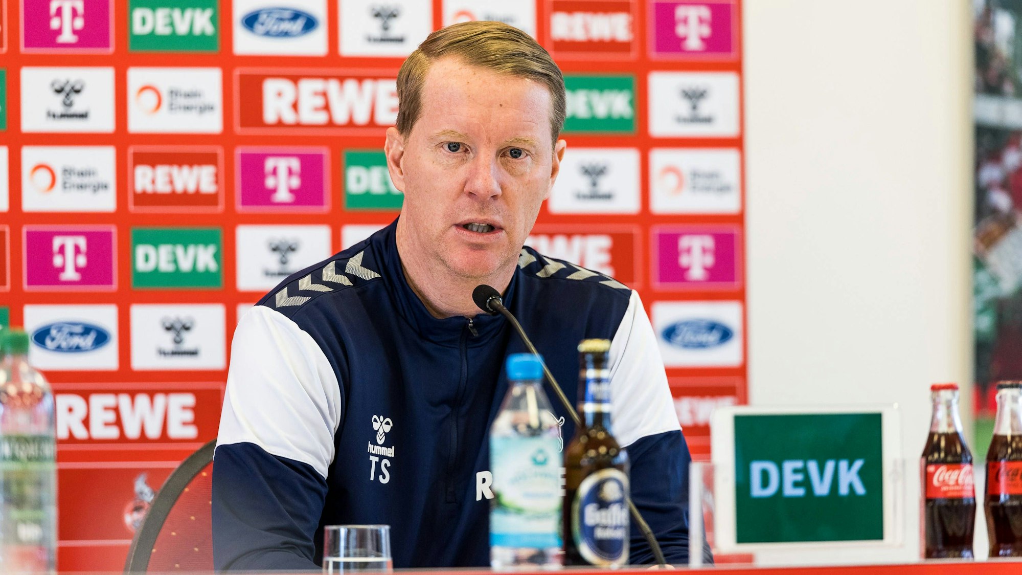 FC-Cheftrainer Timo Schulz auf einer Pressekonferenz des 1. FC Köln (Symbolbild)