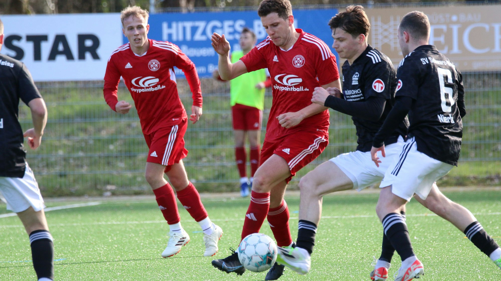 Zweikampf zweier Spieler von Zülpich und Nierfeld.