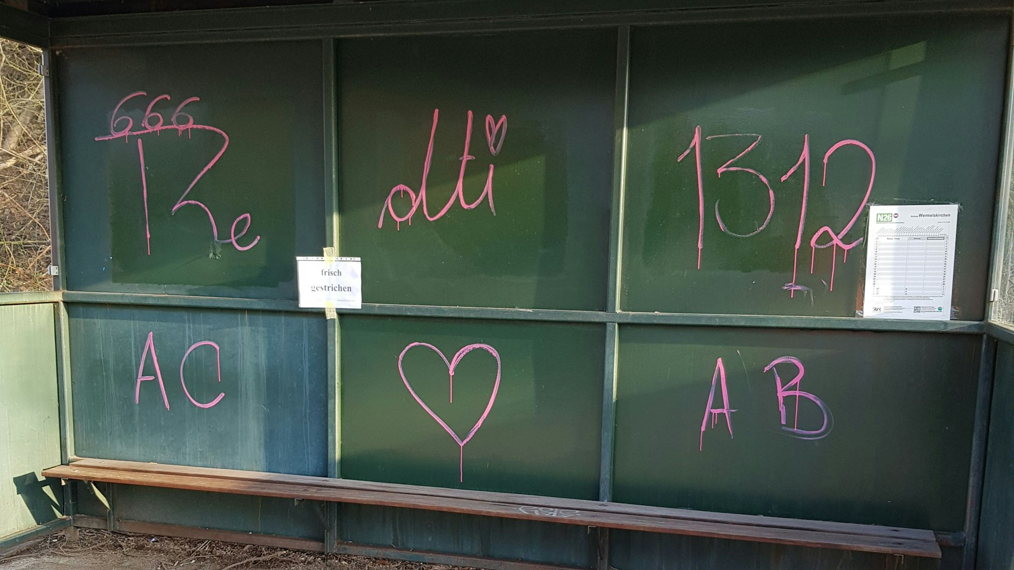 Die Stadt Burscheid beklagt Schmiereien an den Wartehäuschen im Stadtgebiet.