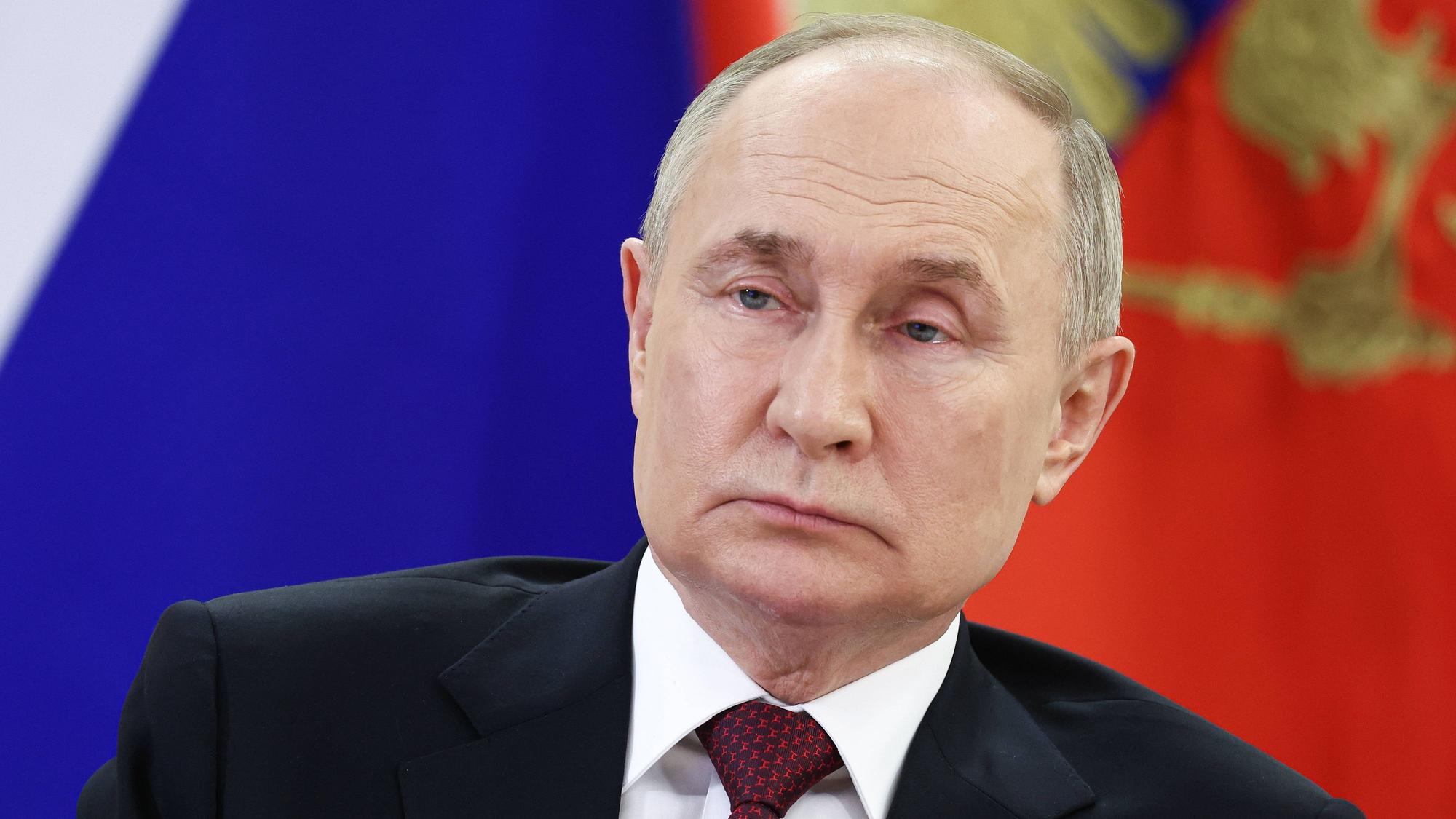 Kremlchef Wladimir Putin blickt an der Kamera vorbei. (Archivbild)
