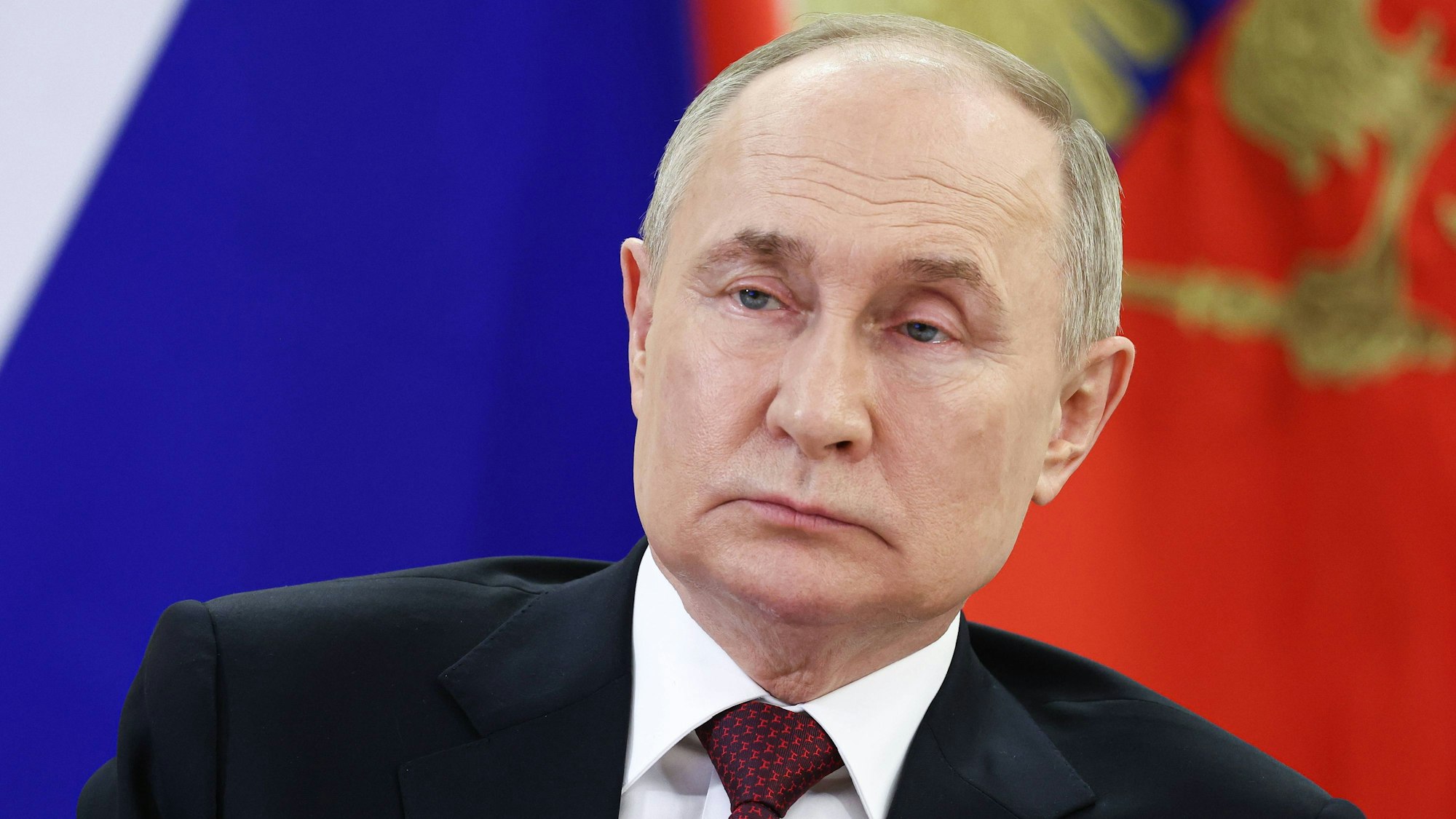 Kremlchef Wladimir Putin blickt an der Kamera vorbei. (Archivbild)