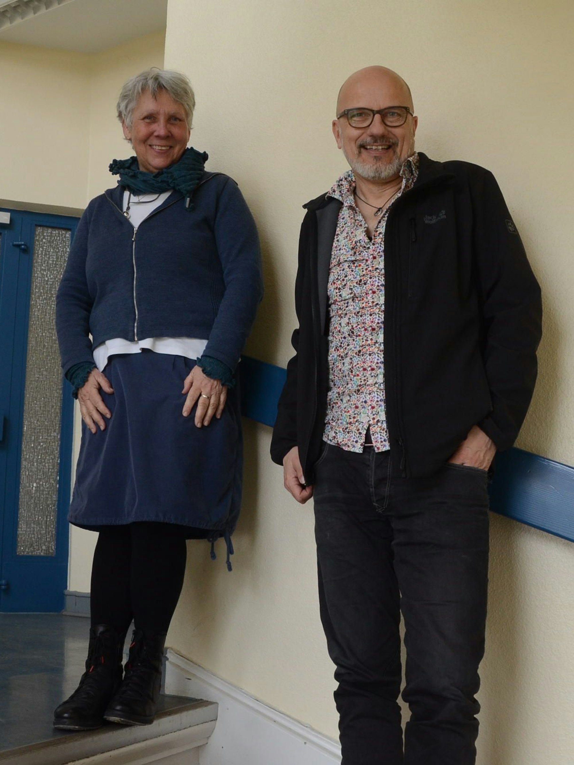 Ein Mann und eine Frau stehen in einem Treppenhaus.