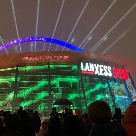 Die Lanxess-Arena ist in der Nacht beleuchtet
