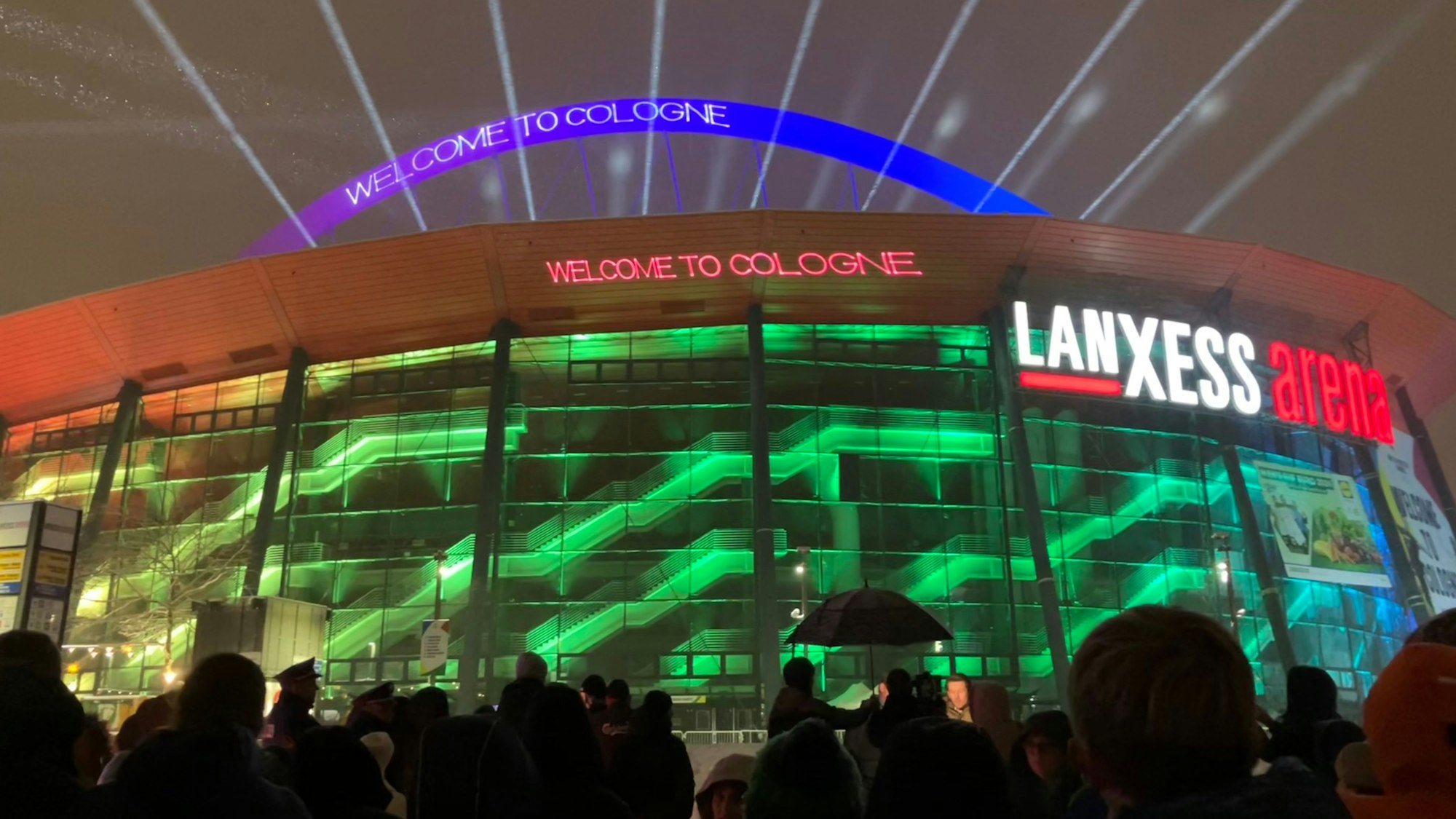 Die Lanxess-Arena ist in der Nacht beleuchtet