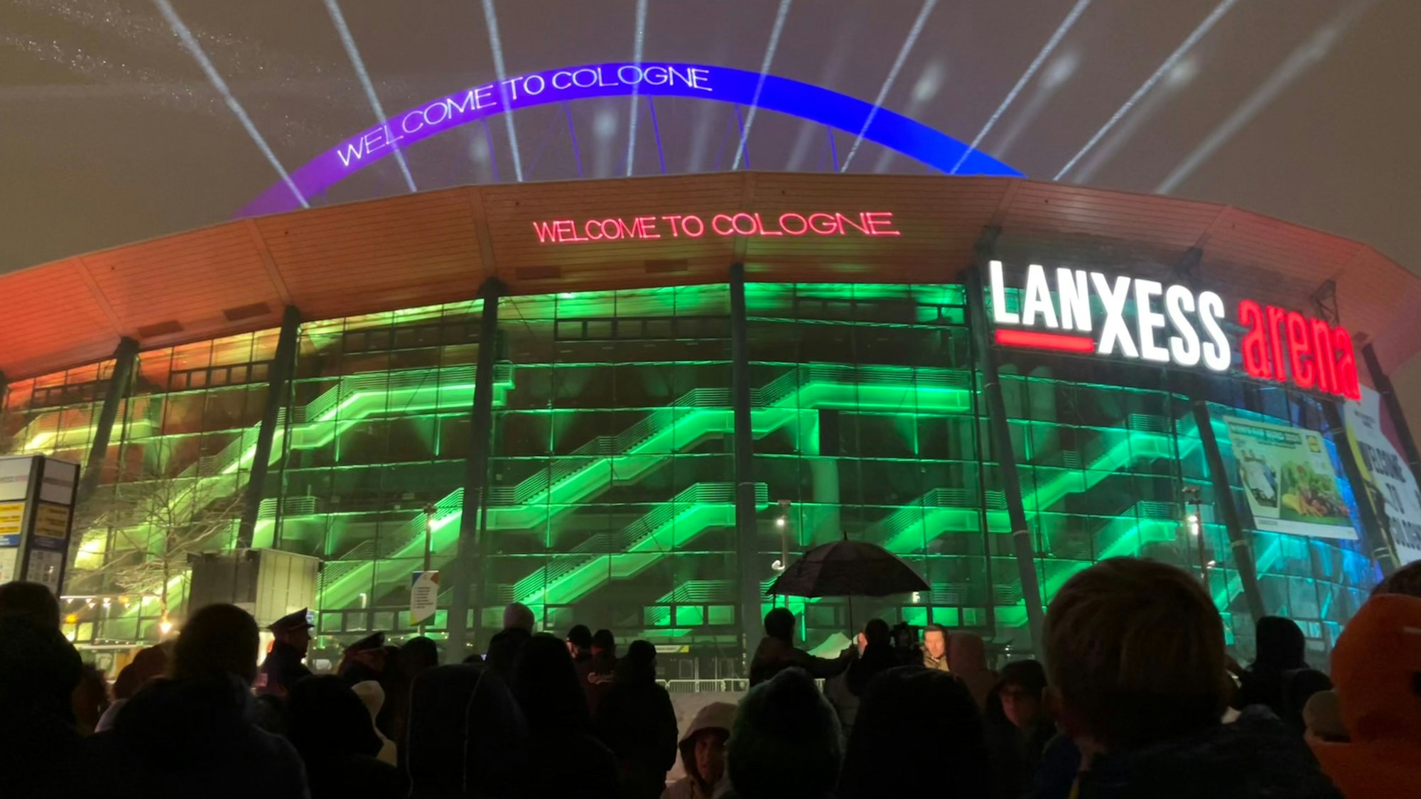 Zu sehen ist die beleuchtete Lanxess-Arena von außen.