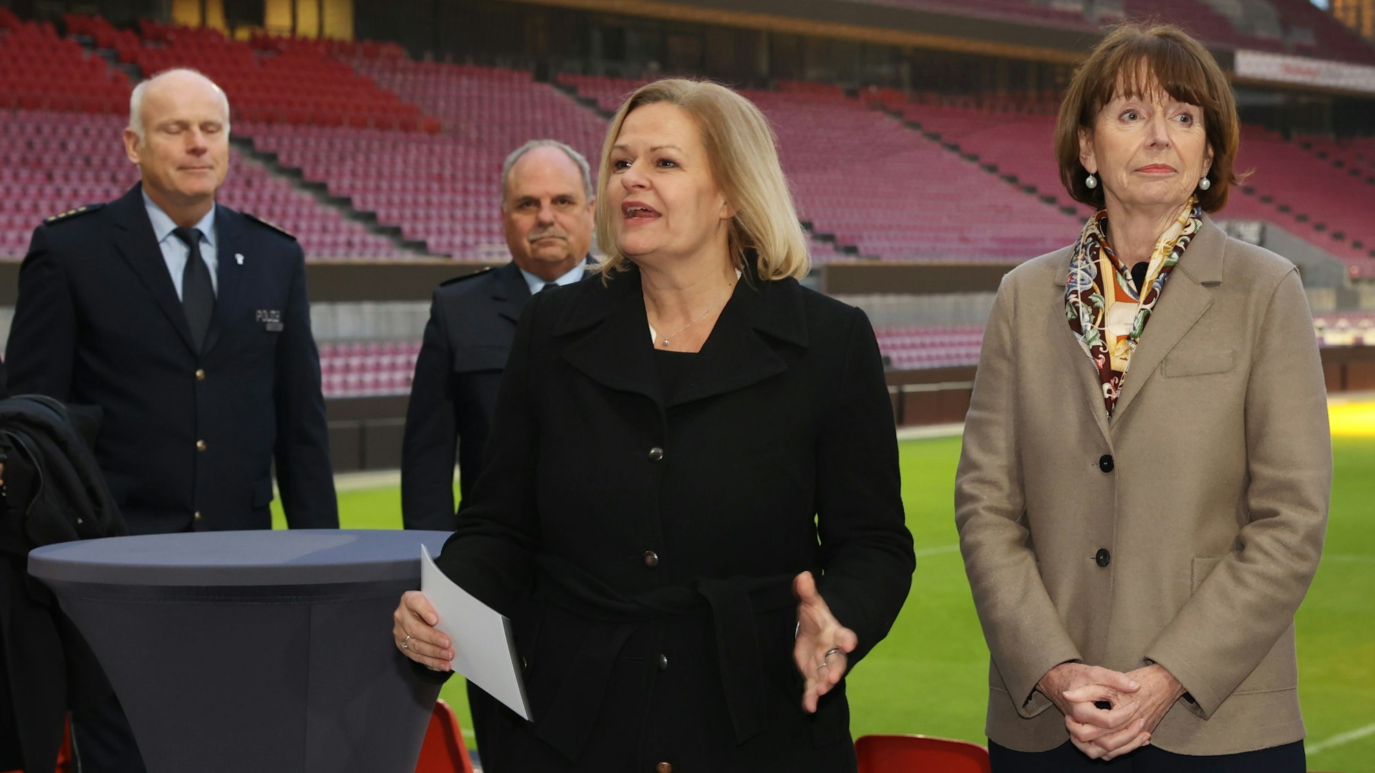 Bundesministerin Nancy Faeser steht neben Oberbürgermeisterin Henriette Reker.