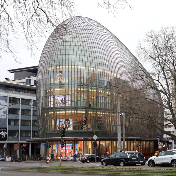 Peek & Cloppenburg von der Cäcilienstraße aus gesehen, links das ehemalige Voegels-Haus