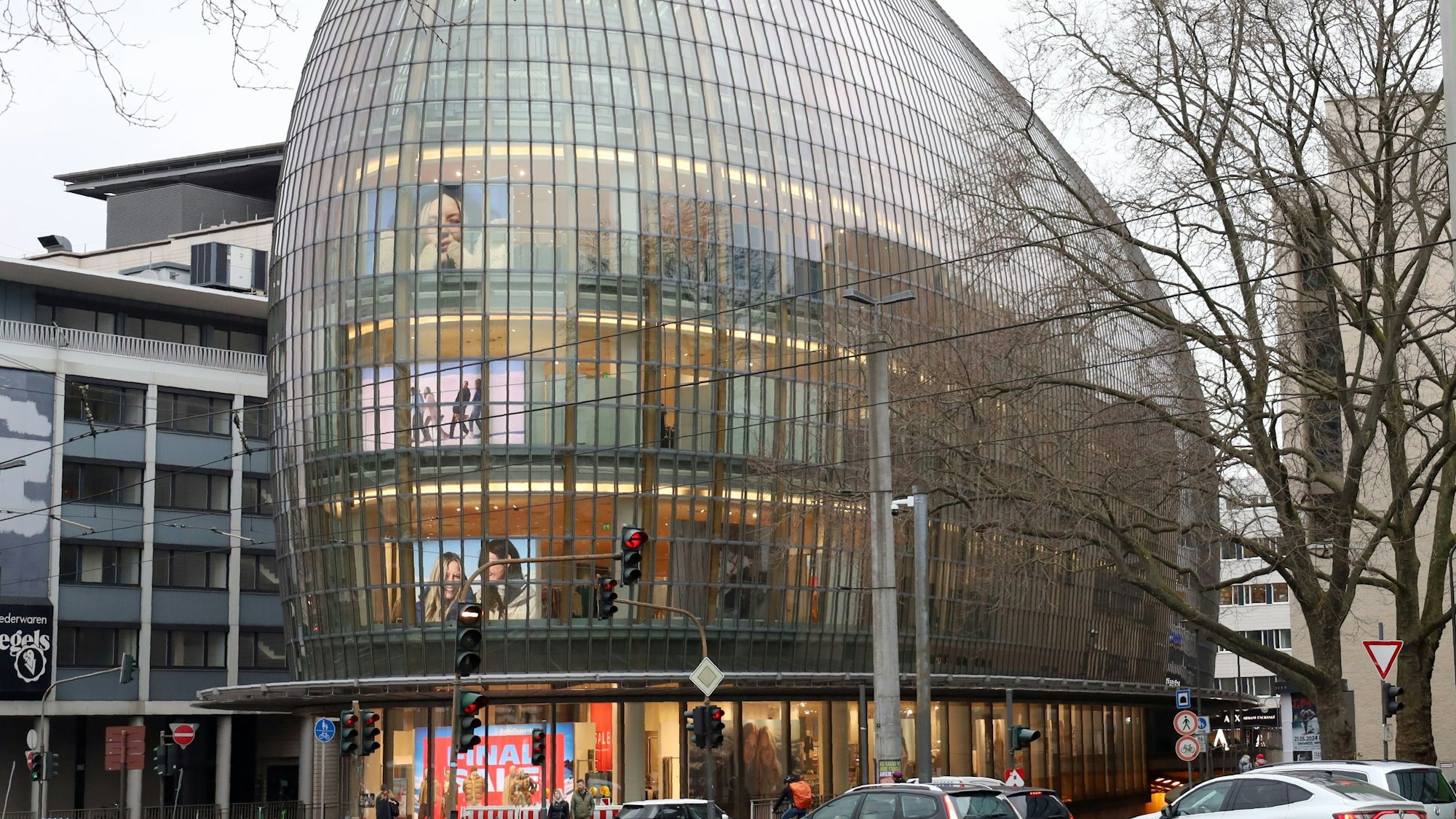Peek & Cloppenburg von der Cäcilienstraße aus gesehen, links das ehemalige Voegels-Haus
