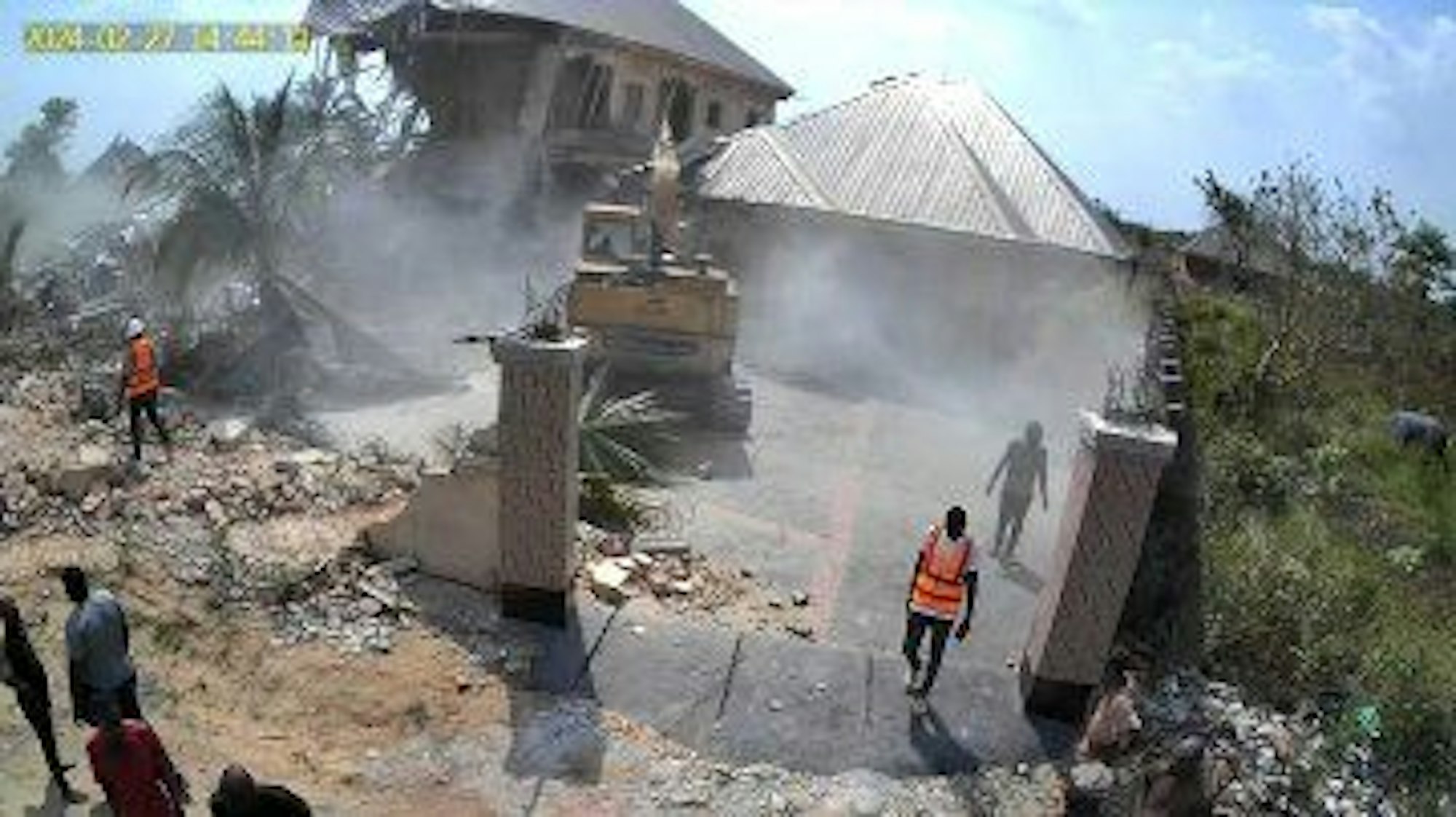Bagger reißen das Haus des Bonner Kaplans in Nigeria ab.