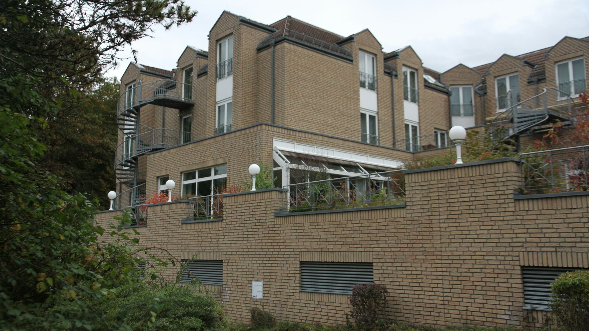 Ein beige verklinkertes Hotelgebäude