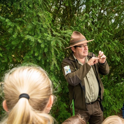Ein Ranger des Nationalparks Eifel mit Kindern auf einer Tour im Nationalpark.