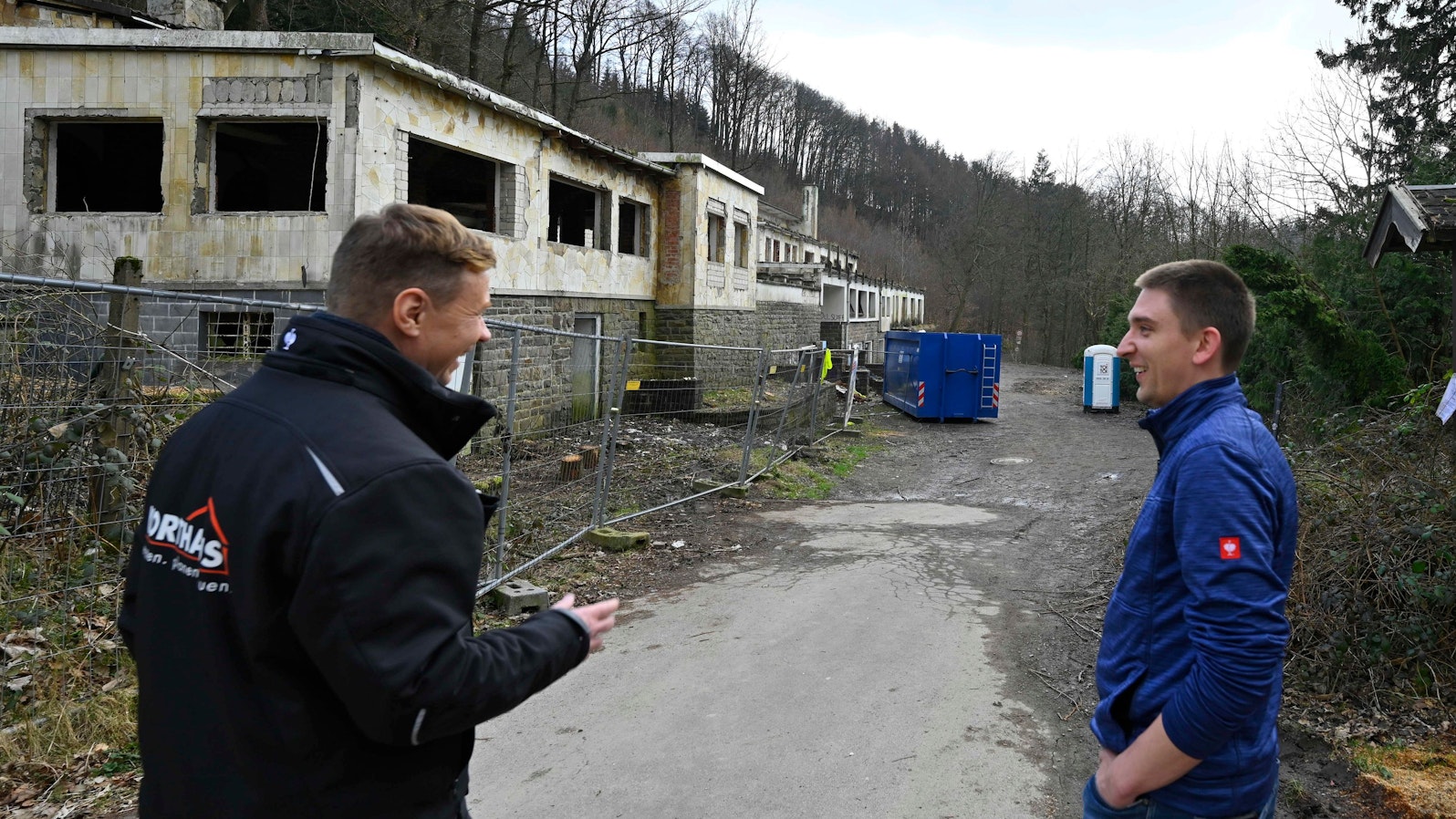 Zwei Männer bei einer Begehung auf einer Baustelle an der Aggertalsperre.