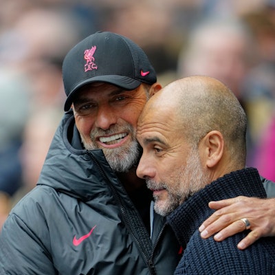 Jürgen Klopp begrüßt Pep Guardiola vor dem Spiel.