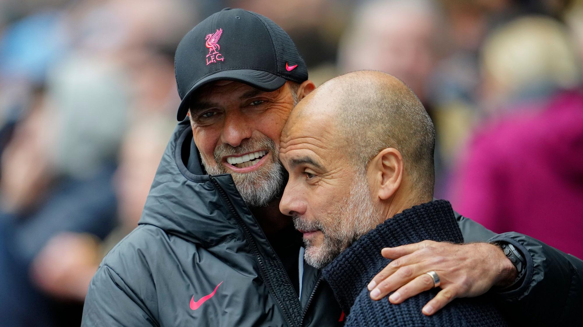 Jürgen Klopp begrüßt Pep Guardiola vor dem Spiel.