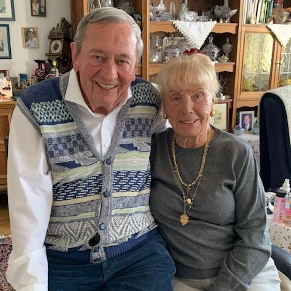 Ein Ehepaar sitzt eng nebeneinander.