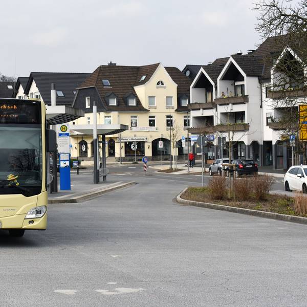 Ein Bus steh im Wiehler Busbahnhof.