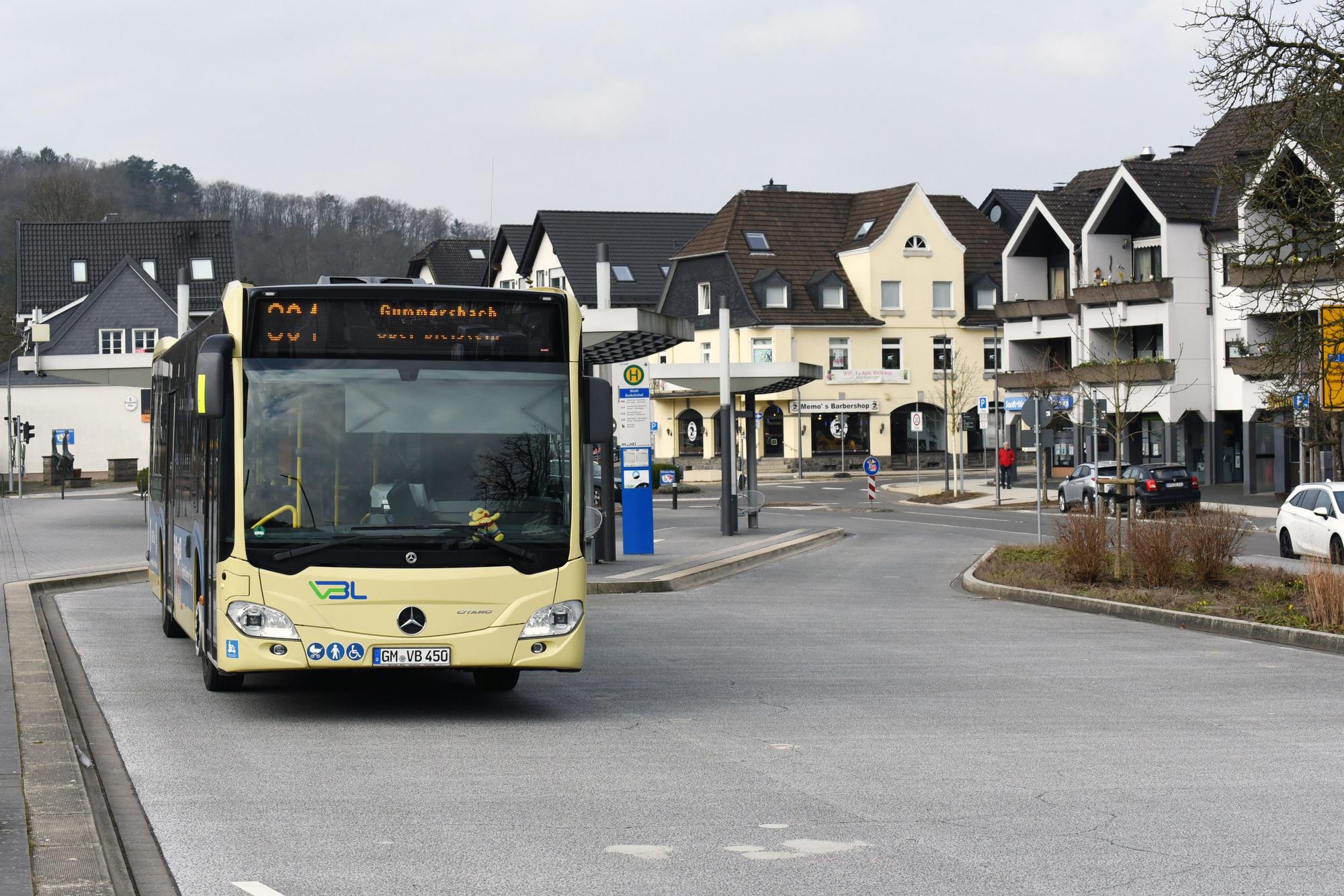 Ein Bus steh im Wiehler Busbahnhof.