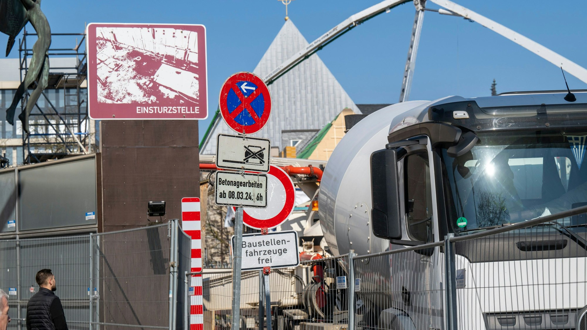 Insgesamt 300 Betonmischfahrzeuge bringen das Material für die Großbetonage am Waidmarkt.