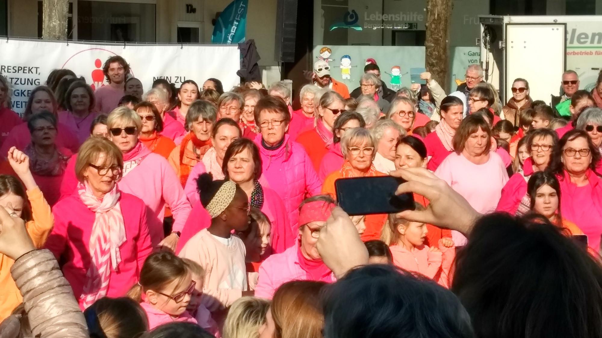 Die Tanzdemo zum Internationalen Frauentag fand erstmals auf dem Marktplatz im Brückerfeld statt.