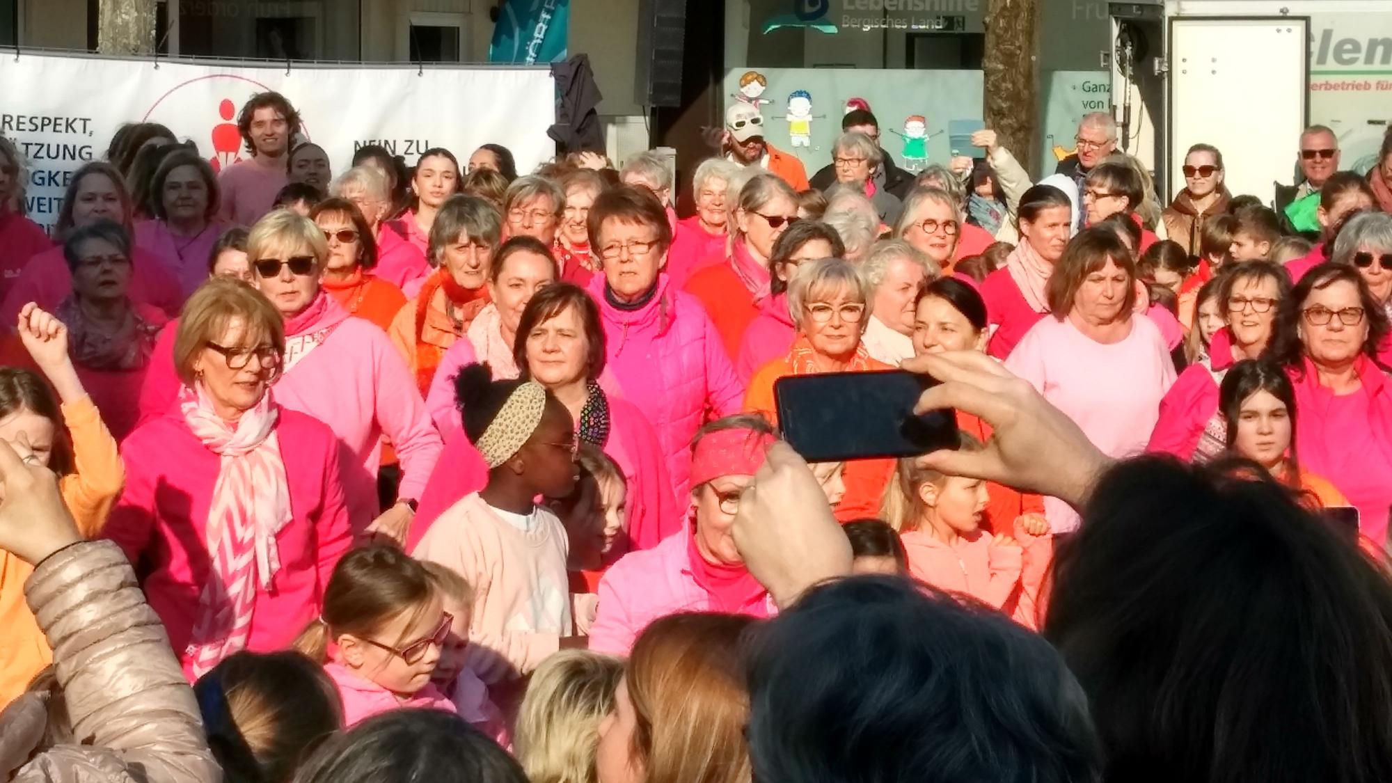 Die Tanzdemo zum Internationalen Frauentag fand 2024 erstmals auf dem Marktplatz im Brückerfeld statt.