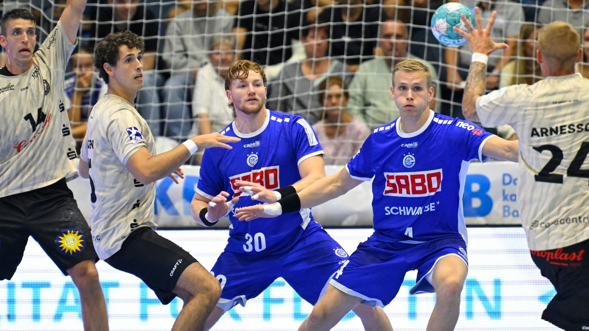 Die Gummersbacher Abwehrspieler Tom Kiesler und Ellidi Vidarsson stellen sich den Angriffsspielern des Bergischen HC entgegen.