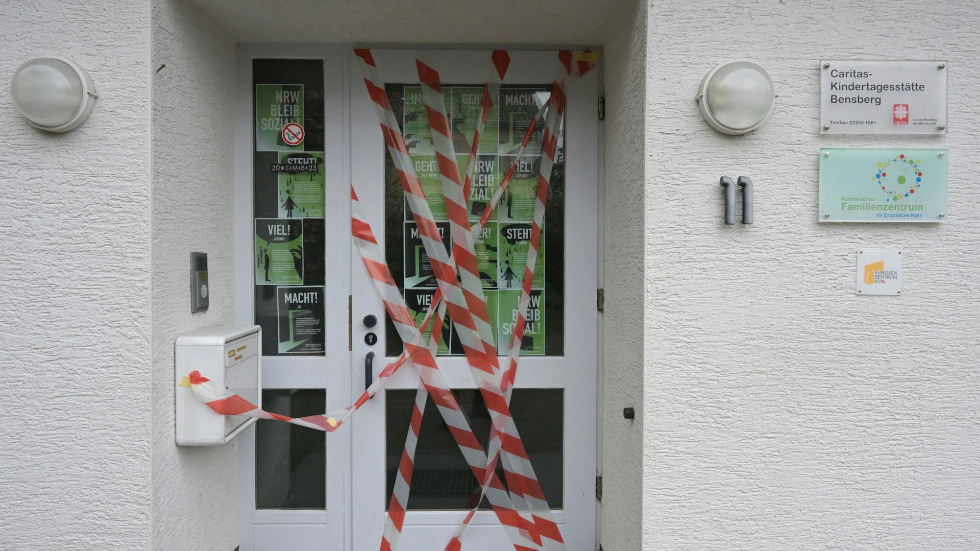 Die Eingangstür zu einer Kindertagesstätte ist mit rot-weißem Flatterband verklebt.