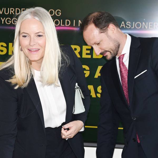 Mette-Marit und Haakon besuchen die Polizeiwache von Stovner.