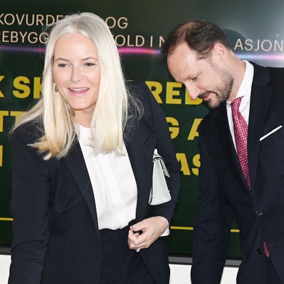 Mette-Marit und Haakon besuchen die Polizeiwache von Stovner.