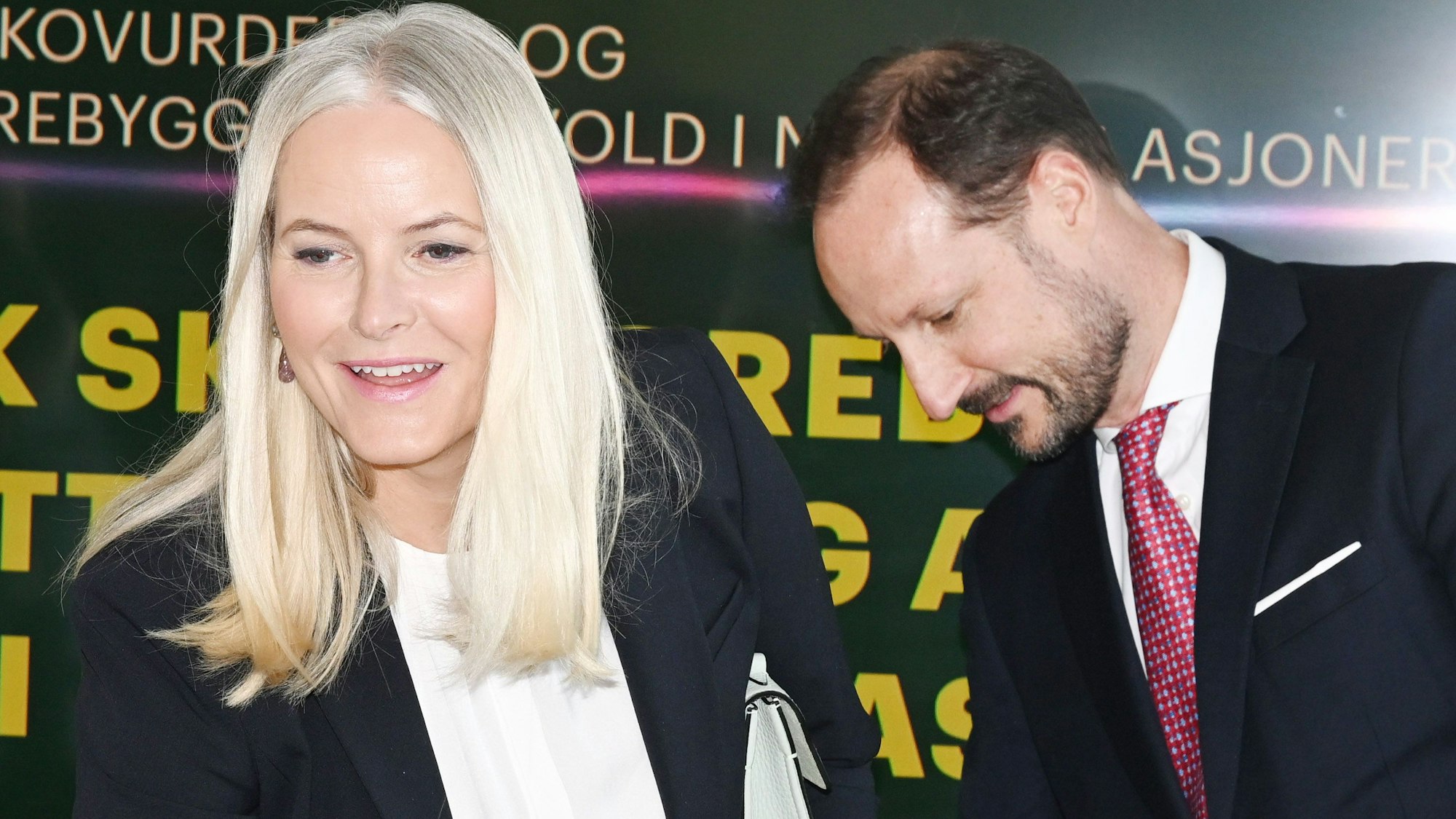 Mette-Marit und Haakon besuchen die Polizeiwache von Stovner.