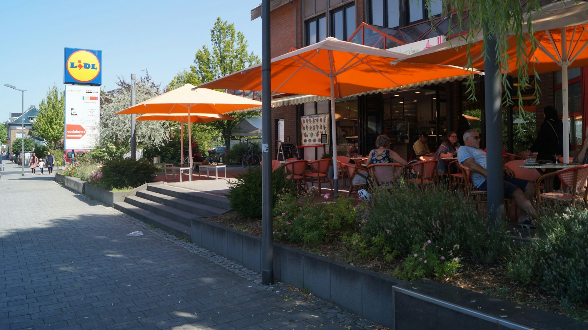 Das Eiscafe Scarzanella in Kerpen von außen bei schönem Wetter