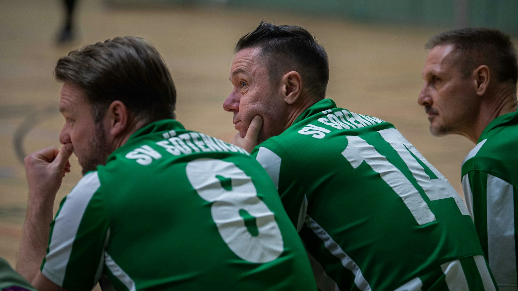 Die Ersatzbank des SV Sötenich beim Ü32-Hallenturnier in Mechernich. Dort sitz auch Sötenichs Sportchef Uwe Metternich.