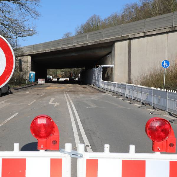 Ein Durchfahrt-verboten-Schild steht vor der Autobahnunterführung der A4 in Overath-Untereschbach.