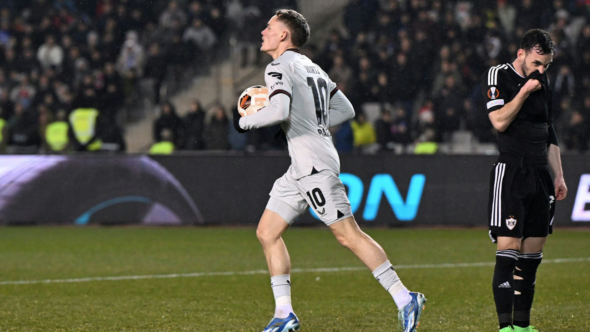 Leverkusens Florian Wirtz (l) bejubelt sein Tor