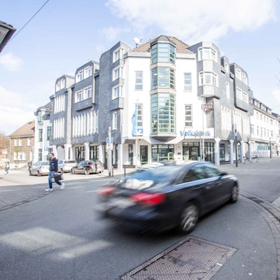 Ein Auto fährt über eine Straße.