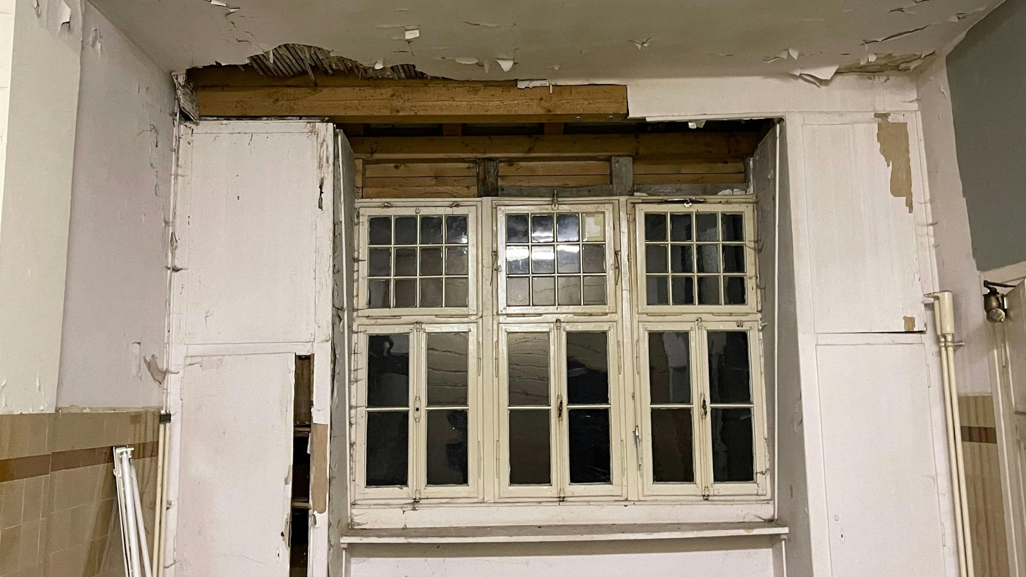 In manchen Räumen fällt der Putz von der Decke.