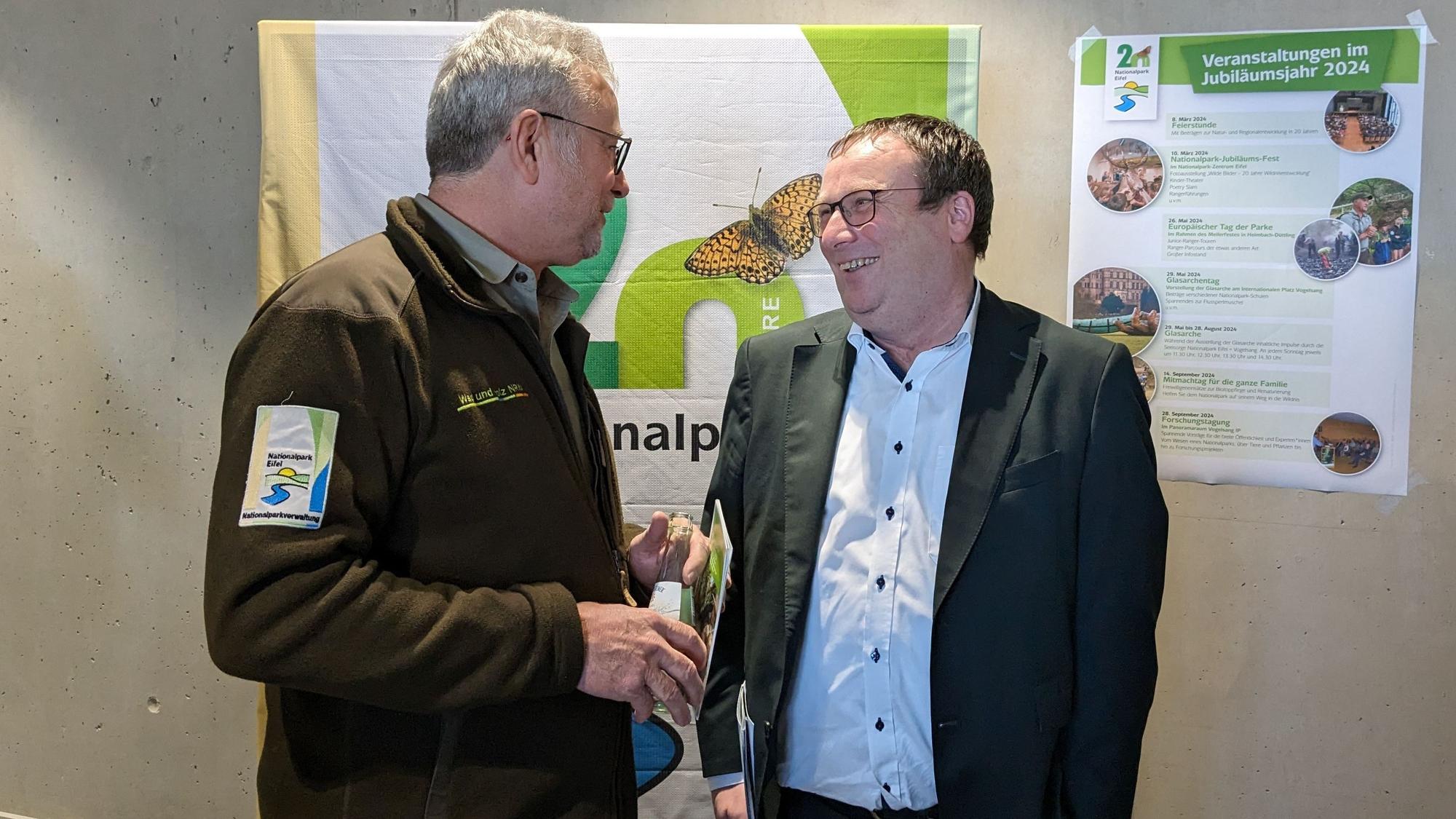 Michael Lammertz und Oliver Krischer (v.l.) unterhalten sich.