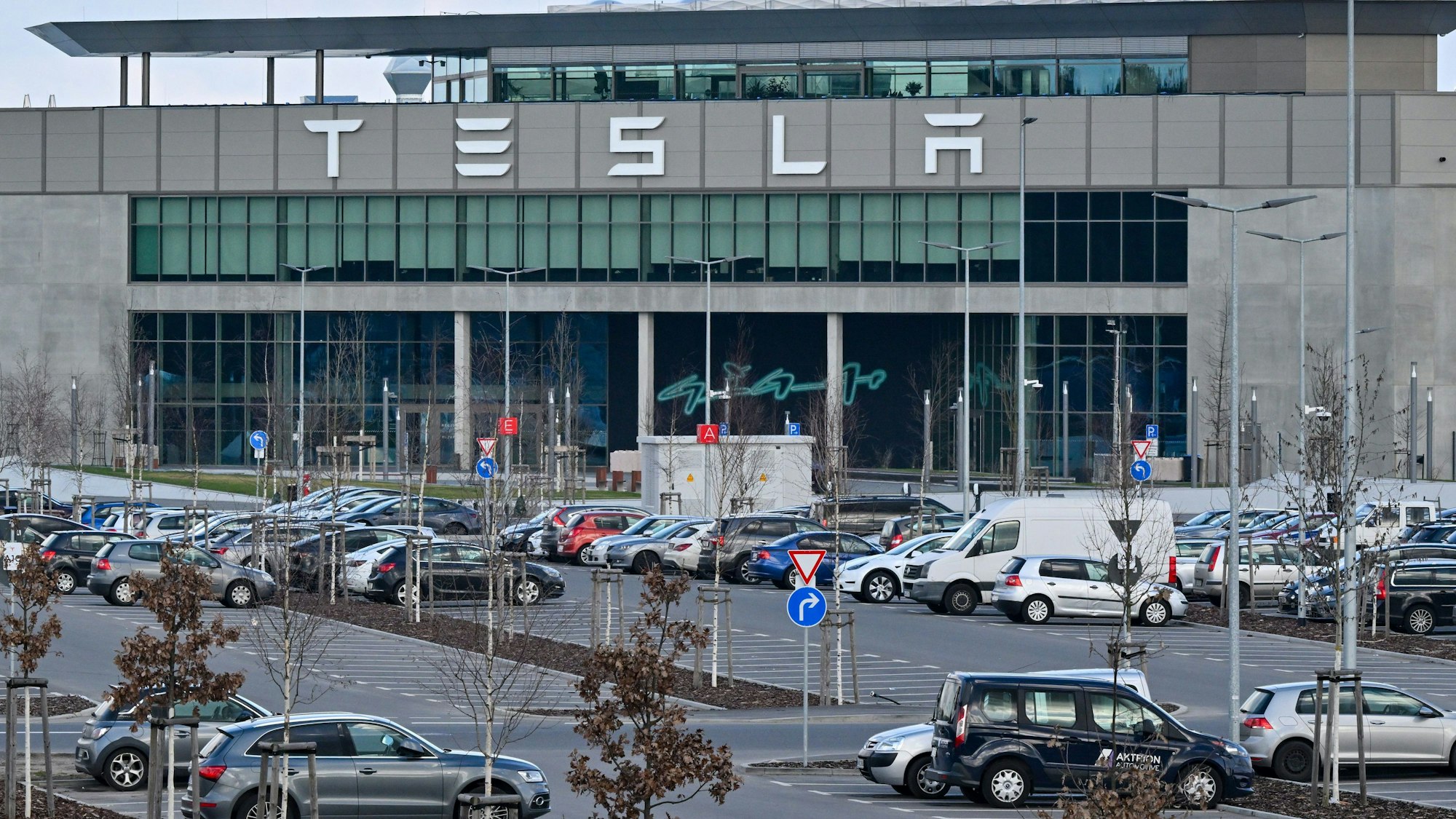 Auf die Stromversorgung der Tesla-Fabrik im brandenburgischen Grünheide wurde ein Brandanschlag verübt. Die Gigafactory von Milliardär Elon Musk muss noch bis Mitte März die Produktion herunterfahren.