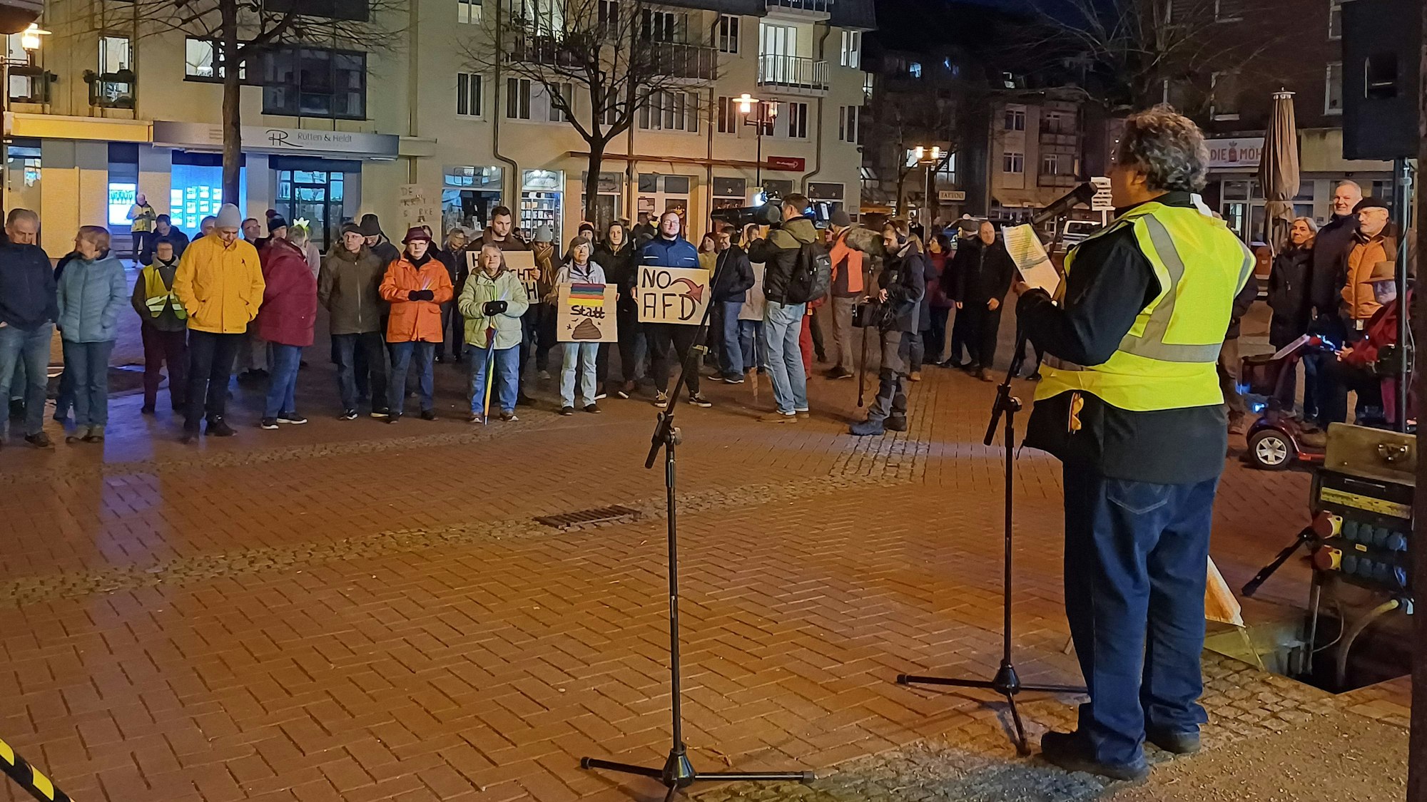 „Leichlingen ist bunt“ um Önder Balkaya (r.) hatte die Demo innnerhalb von zwei Tagen organisiert.