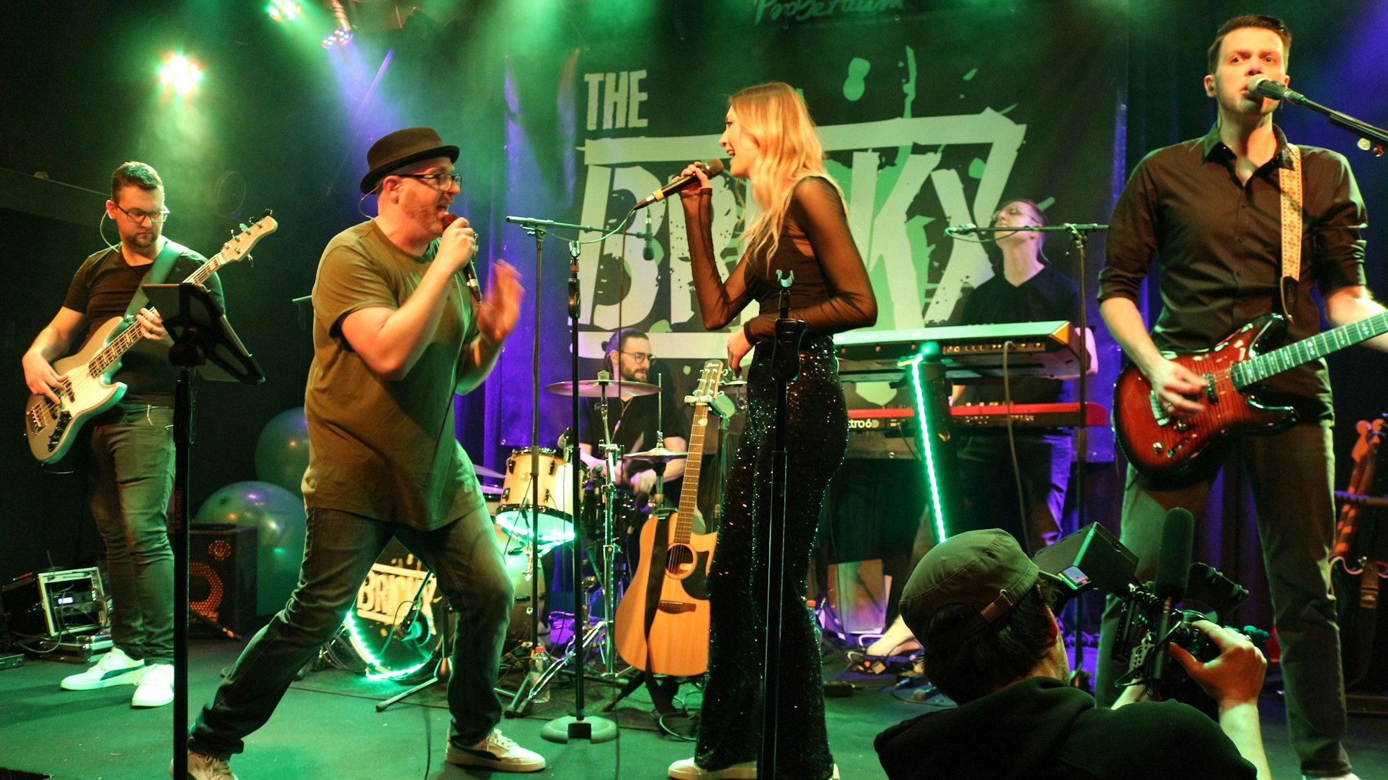 Die Band in Aktion auf der Bühne.