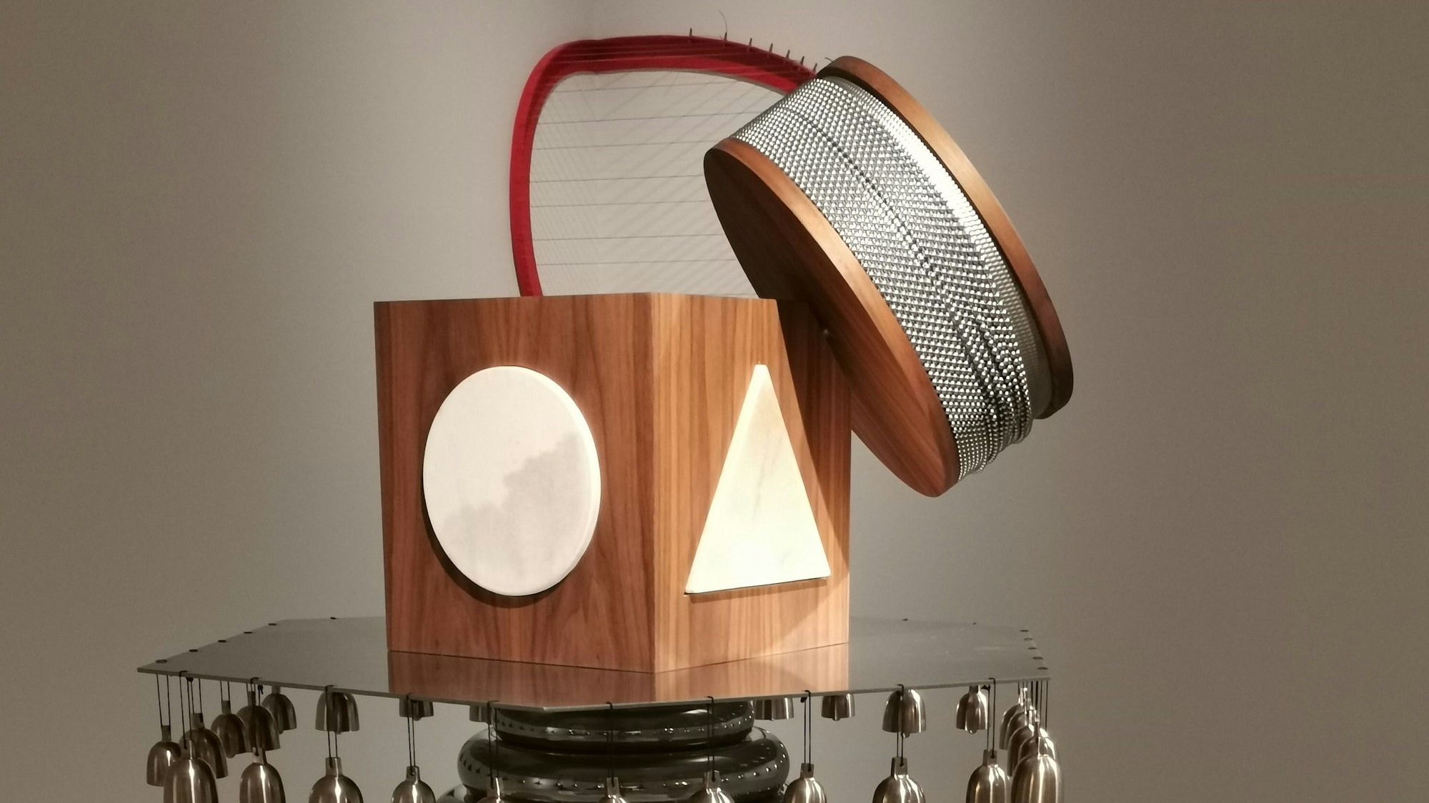 Auf dem Bild ist eine Klangskulptur zu sehen.