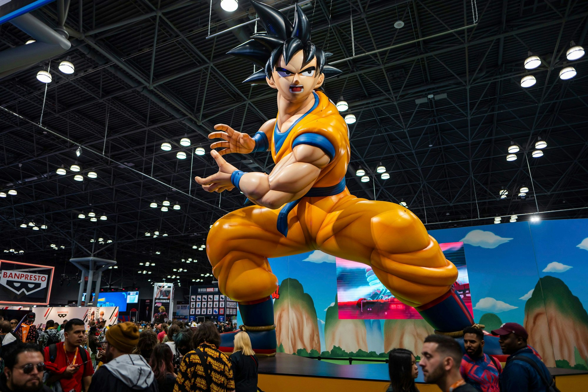 Die Mangafigur „Son Goku“ ist auf dem Stand der Comic Con aufgestellt. (Archivbild)