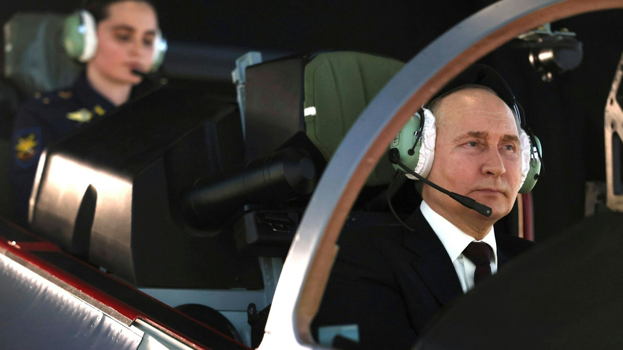 Martialische Bilder gehören bei Moskaus Propaganda zum Programm: Hier sitzt Kremlchef Wladimir Putin im Simulator eines Kampfjets. (Archivbild)