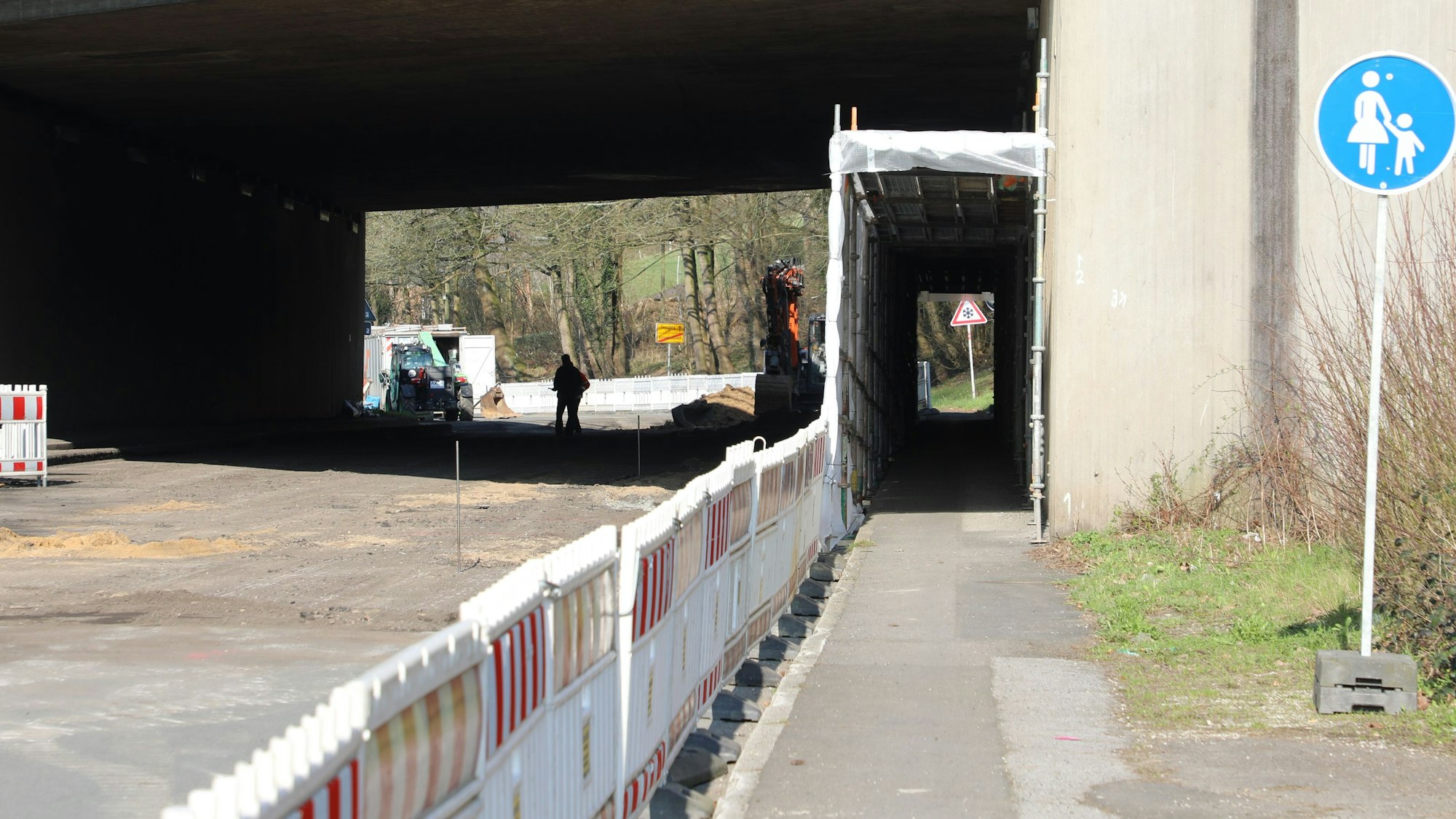 Unter A4-Unterführung in Overath-Untereschbach ist eine Baustelle eingerichtet.