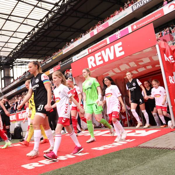 23.04.2023, xcex, GER, Koeln, Rhein-Energie-Stadion, Frauenfussball, 1. Bundesliga, DIE LIGA, FLYERALARM Frauen-Bundesliga Saison 2022/2023, Spieltag 18, SGE, FC, 1. FC Koeln - Eintracht Frankfurt Frauen, Teams laufen ein, einlaufen, Startelf, Tanja Pawollek SGE DFL regulations prohibit any use of photographs as image sequences and/or quasi-video *** 23 04 2023, xcex, GER, Koeln, Rhein Energie Stadion, Frauenfussball, 1 Bundesliga, DIE LIGA, FLYERALARM Frauen Bundesliga Saison 2022 2023, Spieltag 18, SGE, FC, 1 FC Koeln Eintracht Frankfurt Frauen, Teams einlaufen, einlaufen, Startelf, Tanja Pawollek SGE DFL regulations prohibit any use of photographs as image sequences and or quasi video