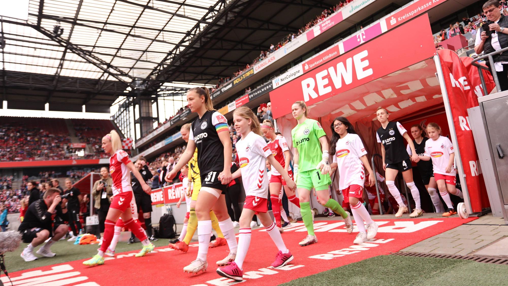 23.04.2023, xcex, GER, Koeln, Rhein-Energie-Stadion, Frauenfussball, 1. Bundesliga, DIE LIGA, FLYERALARM Frauen-Bundesliga Saison 2022/2023, Spieltag 18, SGE, FC, 1. FC Koeln - Eintracht Frankfurt Frauen, Teams laufen ein, einlaufen, Startelf, Tanja Pawollek SGE DFL regulations prohibit any use of photographs as image sequences and/or quasi-video *** 23 04 2023, xcex, GER, Koeln, Rhein Energie Stadion, Frauenfussball, 1 Bundesliga, DIE LIGA, FLYERALARM Frauen Bundesliga Saison 2022 2023, Spieltag 18, SGE, FC, 1 FC Koeln Eintracht Frankfurt Frauen, Teams einlaufen, einlaufen, Startelf, Tanja Pawollek SGE DFL regulations prohibit any use of photographs as image sequences and or quasi video