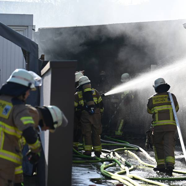 Auf dem Bild sind Löscharbeiten der Feuerwehr zu sehen.